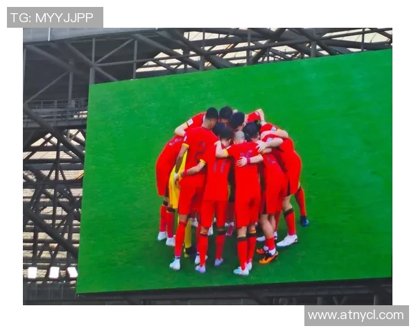 当足球明星意外现身街头引发粉丝狂欢和媒体热议的瞬间